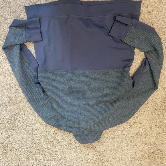 Adidas sweatshirt.    Reposhing it was too small for me.  Excellent condition - Picture 4 of 5